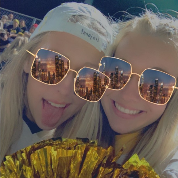 Meet your Posher, Madison - Picture 1 of 1